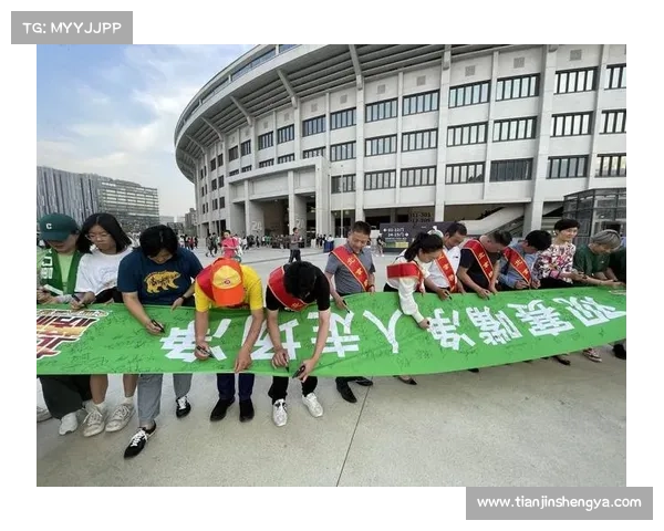 苏州球迷赛后自发清理垃圾 文明观赛成典范